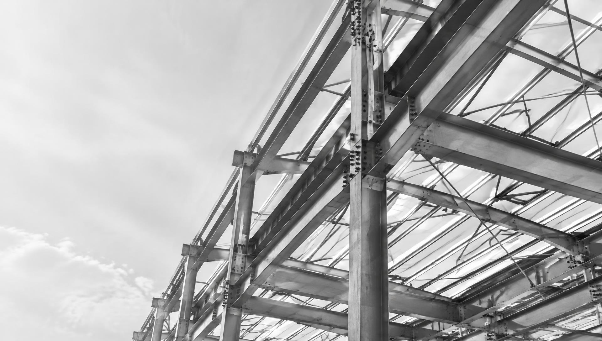 Stalen kolommen, liggers en verbindingen van een industriële dakconstructie